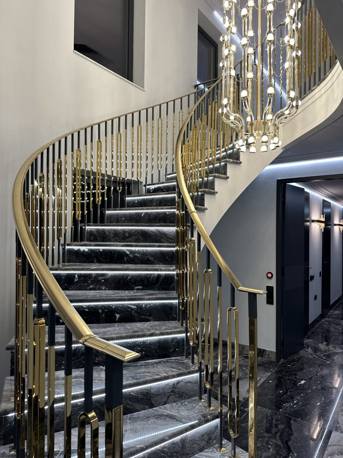 Luxurious, classical and golden staircase with black marble on each stairs - Chelsea.