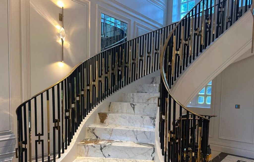 Floating staircase design with hidden support structure – safe and stylish solution - Kensington project by V.PSTAIRS