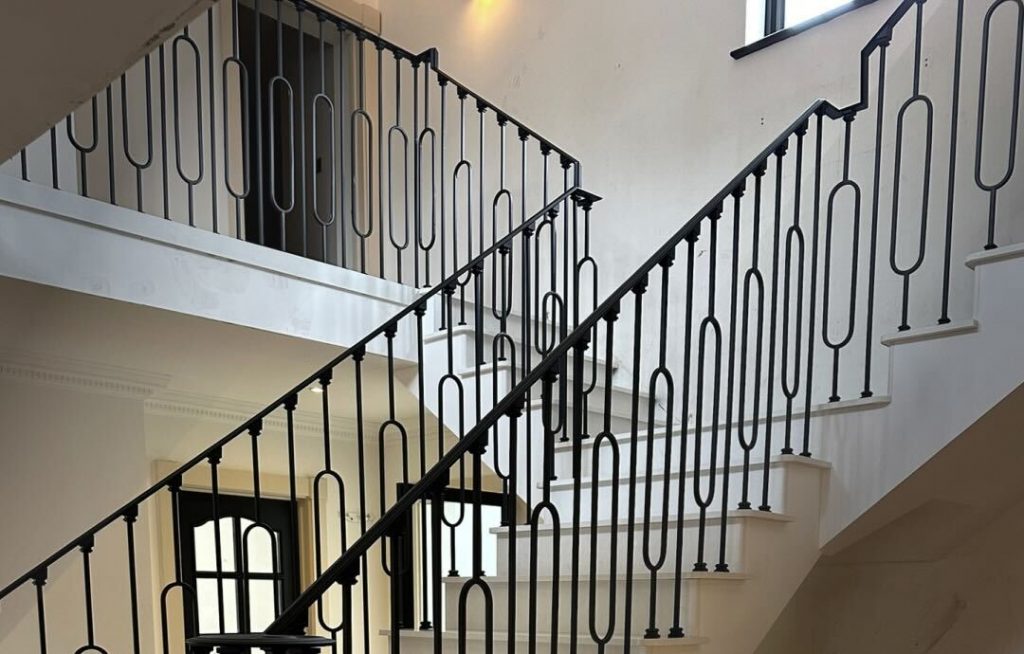 Luxurious T-shaped staircase based on a metal frame construction