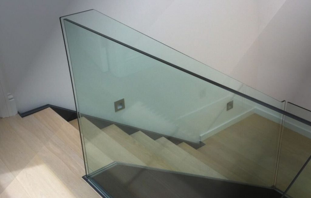 A reliable and attractive balustrade made of laminated (triplex) glass