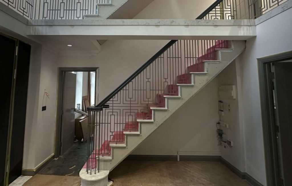 Taking into account the under-stairs space when installing the structure