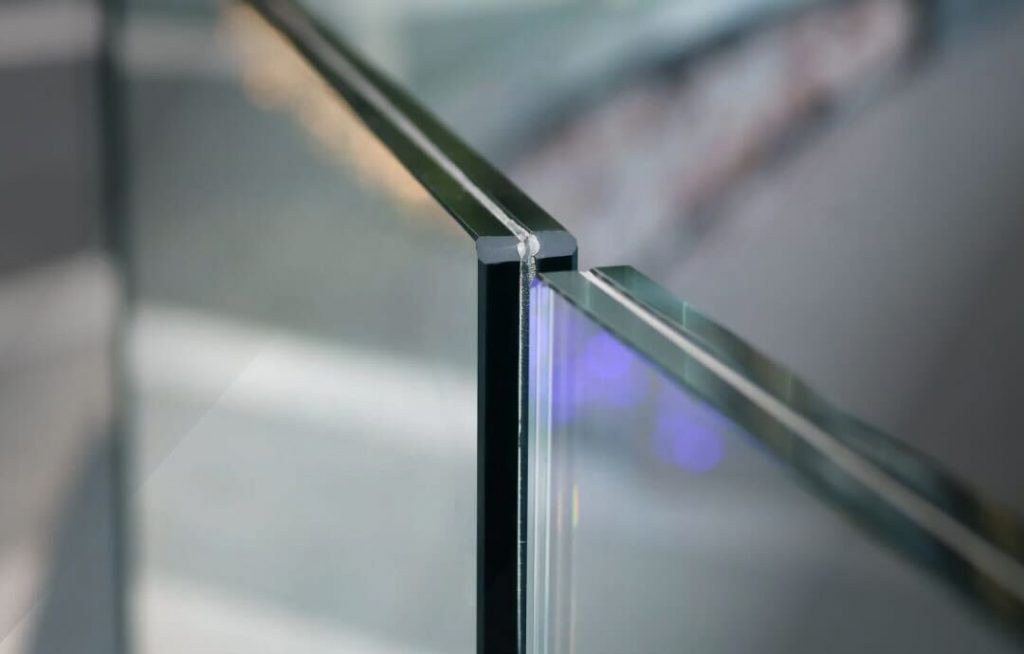 Combination of toughened and laminated glass