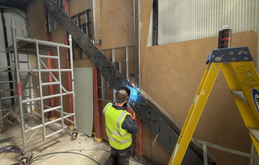 Preparatory work on site before installing a cantilever staircase