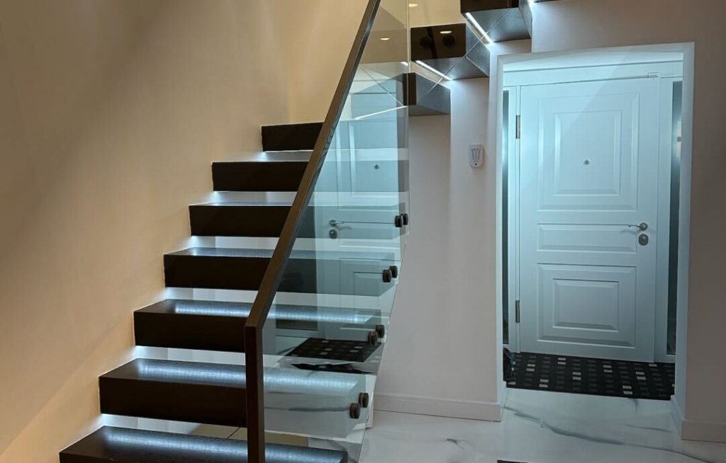 Finished cantilever staircase with glass balustrade